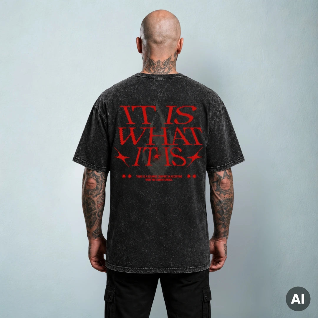 Schwarzes NOQLU Acid-Wash-T-Shirt am Model, Rückansicht mit rotem „It Is What It Is“-Print.